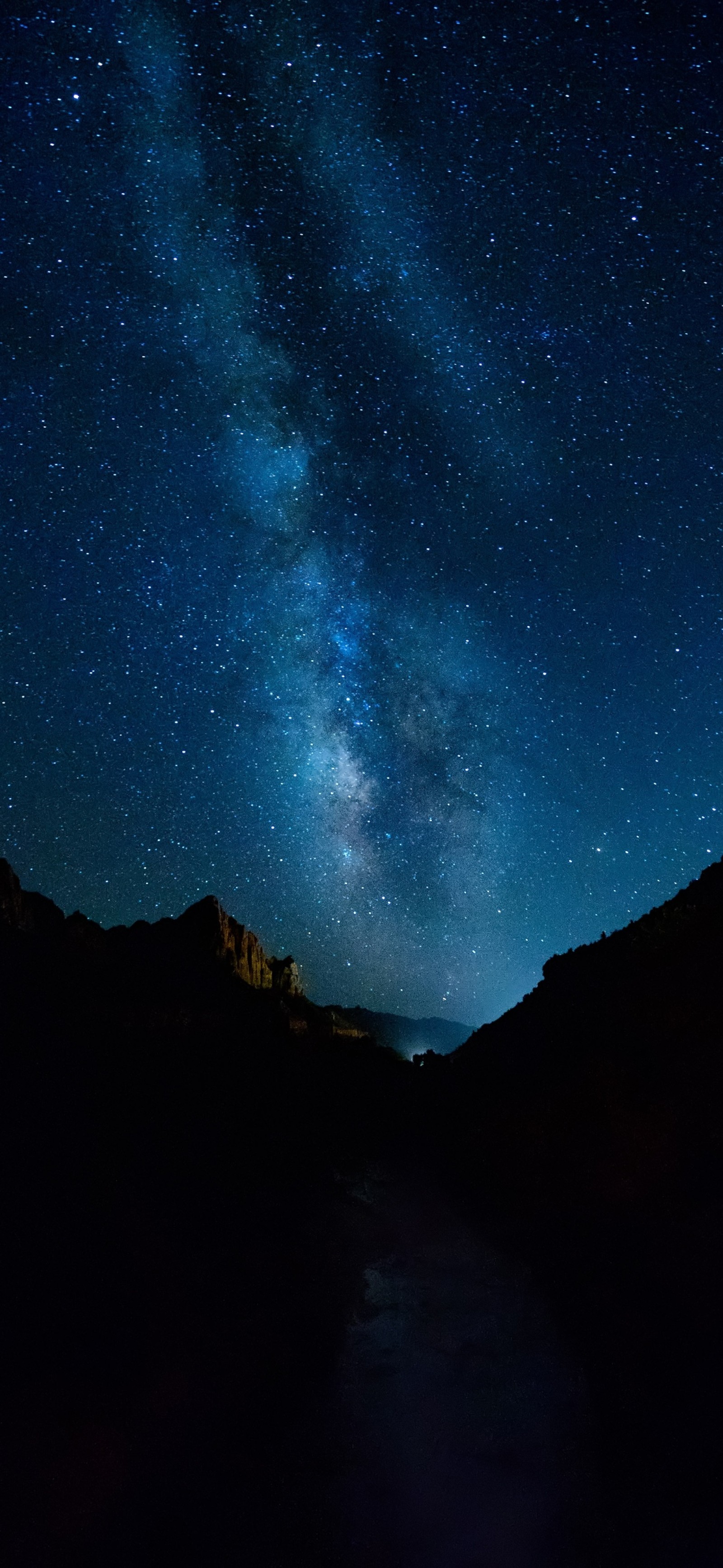 Céu estrelado sobre uma cadeia de montanhas com um rio. (via láctea, estrela, galáxia, atmosfera, azul celeste)