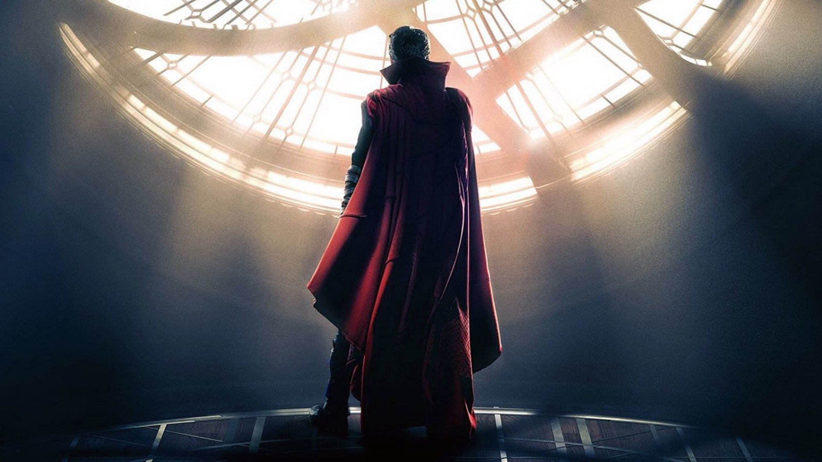 Une image d'un homme en manteau rouge debout devant une horloge (doctor strange, debout, ensoleillement, sculpture, éclairage de fond)