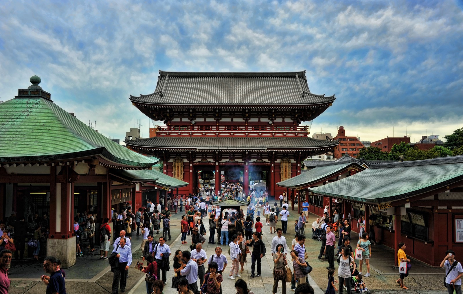 Menschen gehen um einen innenhof vor einem gebäude mit grünem dach (reise, sehenswürdigkeit, chinesische architektur, japanische architektur, tempel)