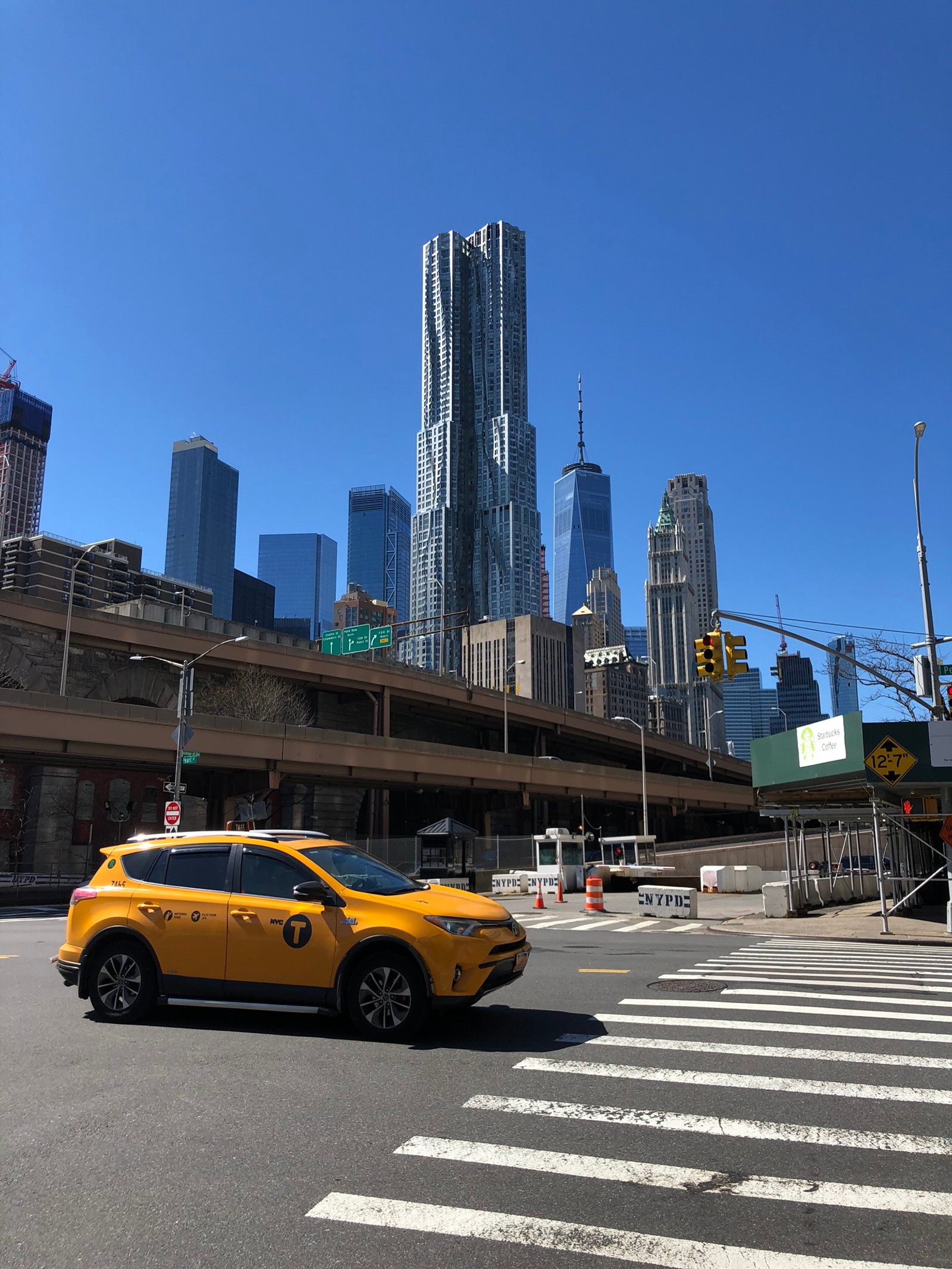 Una captura de un taxi conduciendo por una calle de la ciudad (nueva york, new york city, rey, coche mediano, coche compacto)