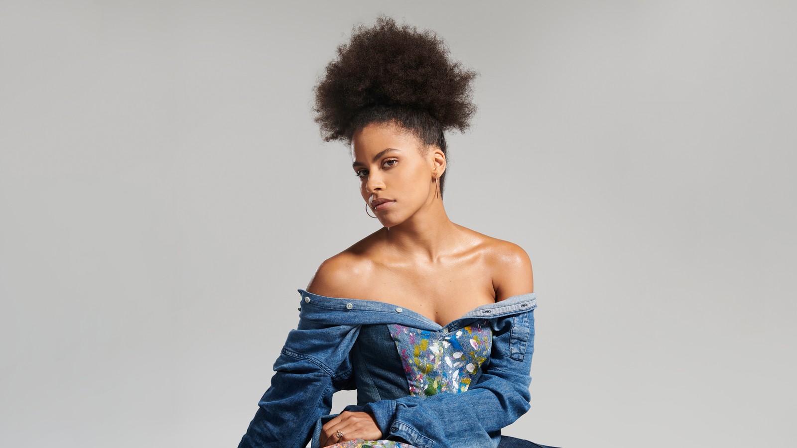 Une femme en robe bleue avec un sac assise sur un tabouret (zazie beetz, 5k, 2023, actrice américaine, gens)