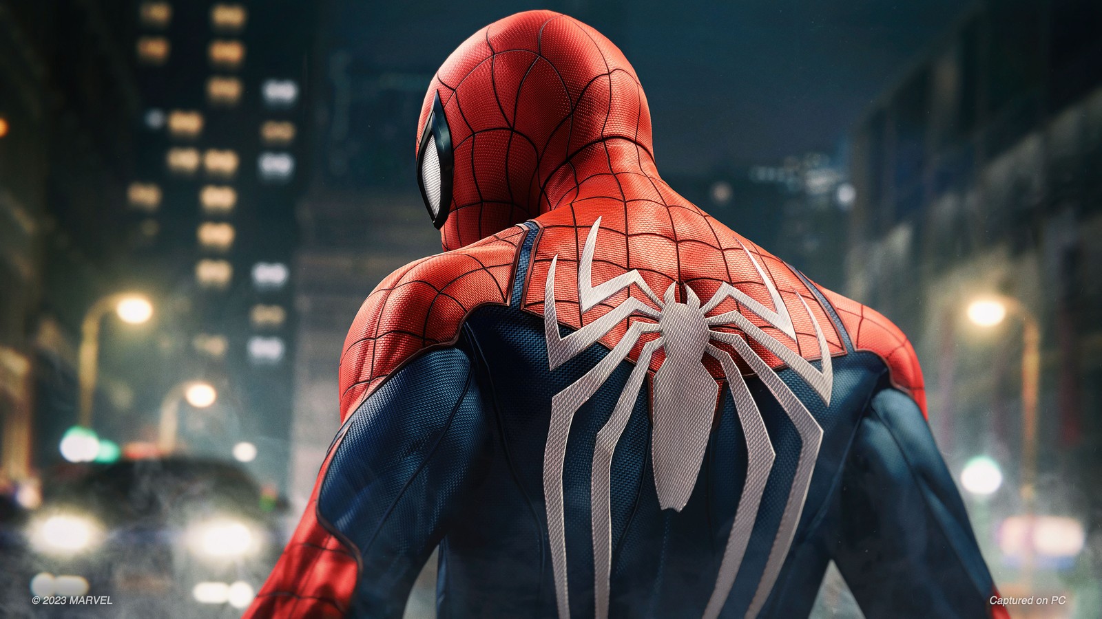 Spider-man en costume se tient au milieu d'une ville la nuit (marvels spider man, costume avancé, jeu vidéo, jeux pc, spiderman)