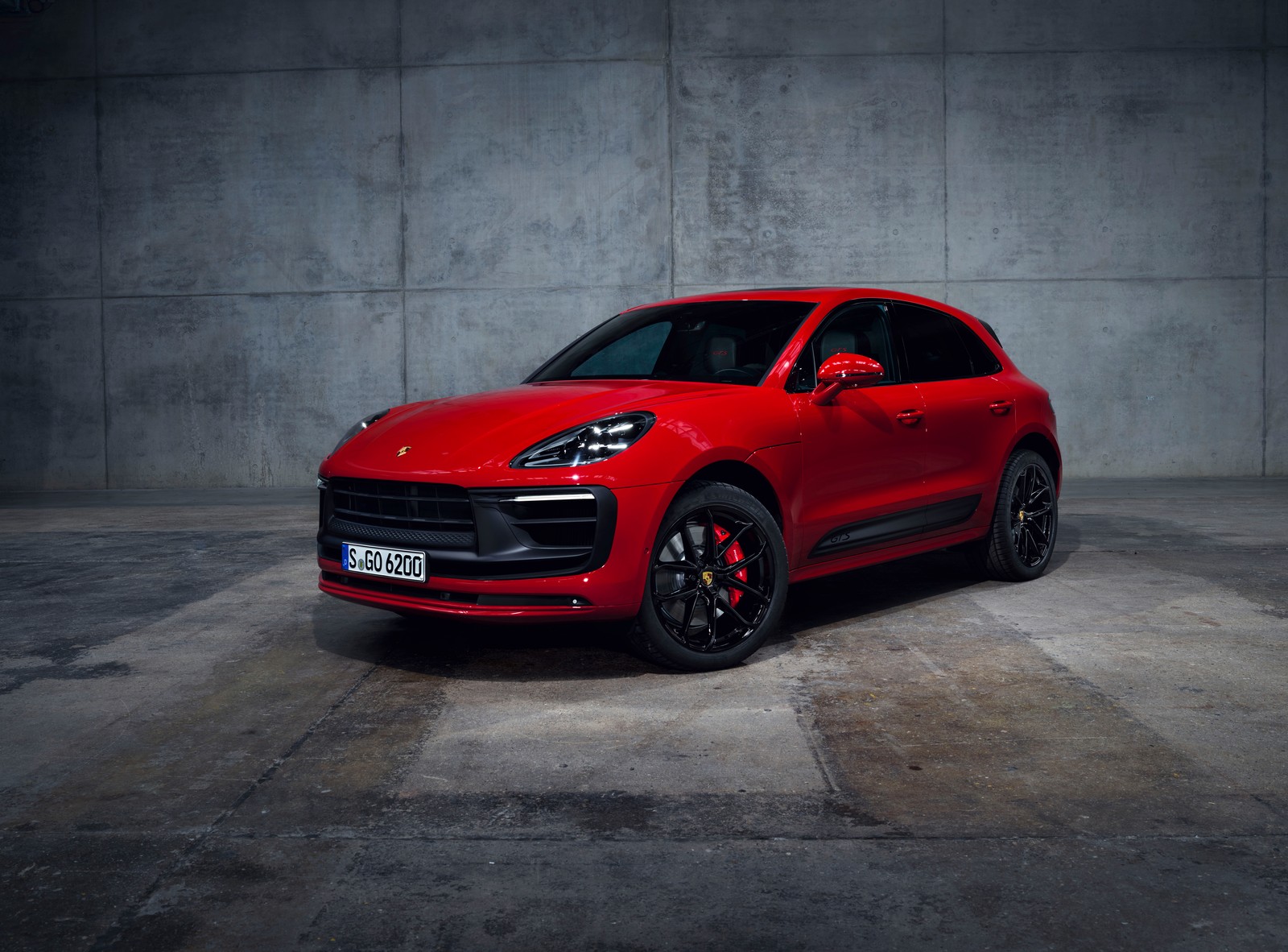 Um porsche cayenne vermelho está estacionado em uma sala escura (porsche macan gts, 2021, carros vermelhos, carros, papel de parede 4k)