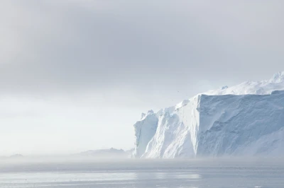 Iceberg majestueux émergeant de l'océan Arctique