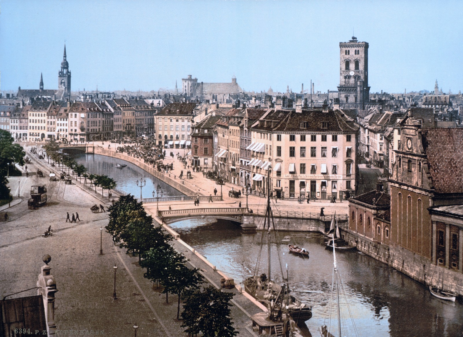 Uma vista de uma cidade com um rio e uma ponte (cidade, via navegável, edifício, copenhague, copenhagen)