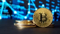 Glänzende Bitcoin-Münzen vor einem digitalen Finanzhintergrund