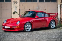 Porsche 911 GT2: Ikonischer roter Sportwagen mit klassischem Design und Leistung.