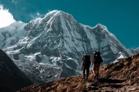 Wandern zu majestätischen schneebedeckten Gipfeln