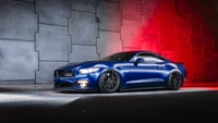 Blauer Ford Shelby Mustang GT mit stylischen Felgen