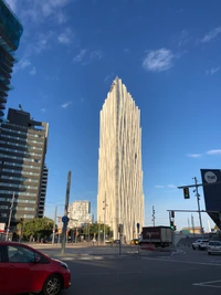 Arranha-céu moderno na paisagem urbana de Barcelona