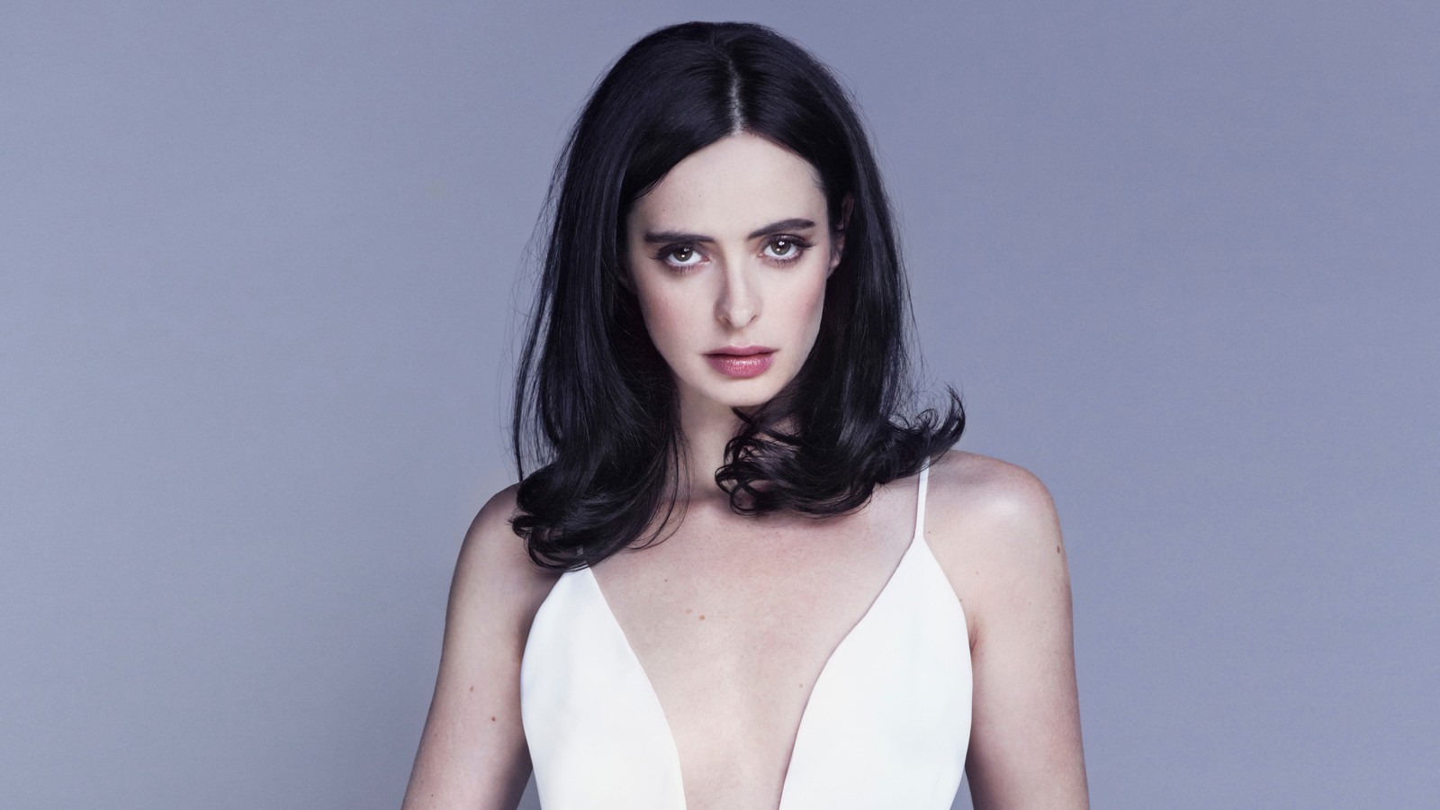 Il y a un gros plan d'une femme en robe blanche posant pour une photo. (krysten ritter, actrice, célébrité, femmes, filles)