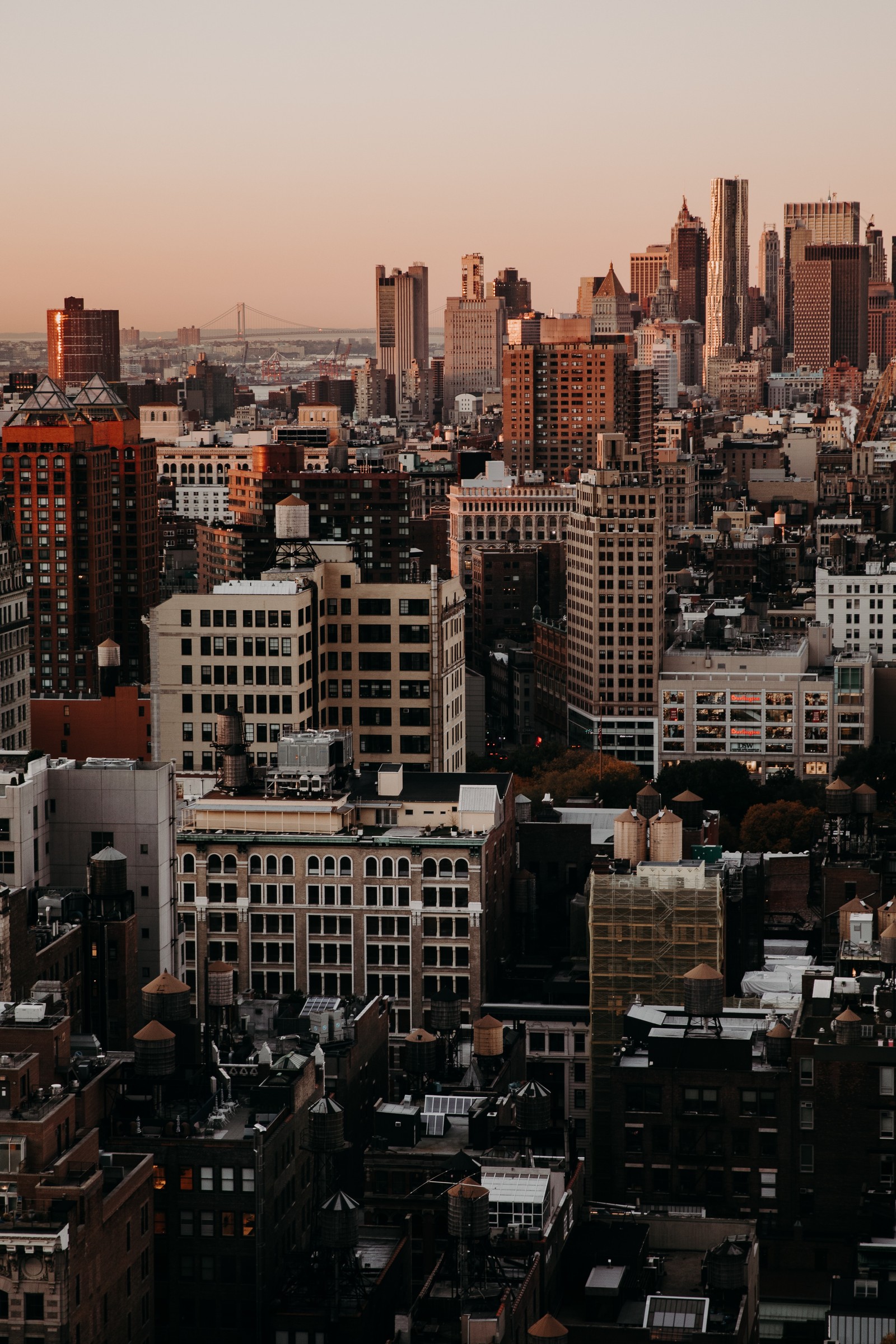 Uma vista artística de uma cidade com muitos prédios altos (arranha céus, paisagem urbana, cidade, metrópole, área urbana)