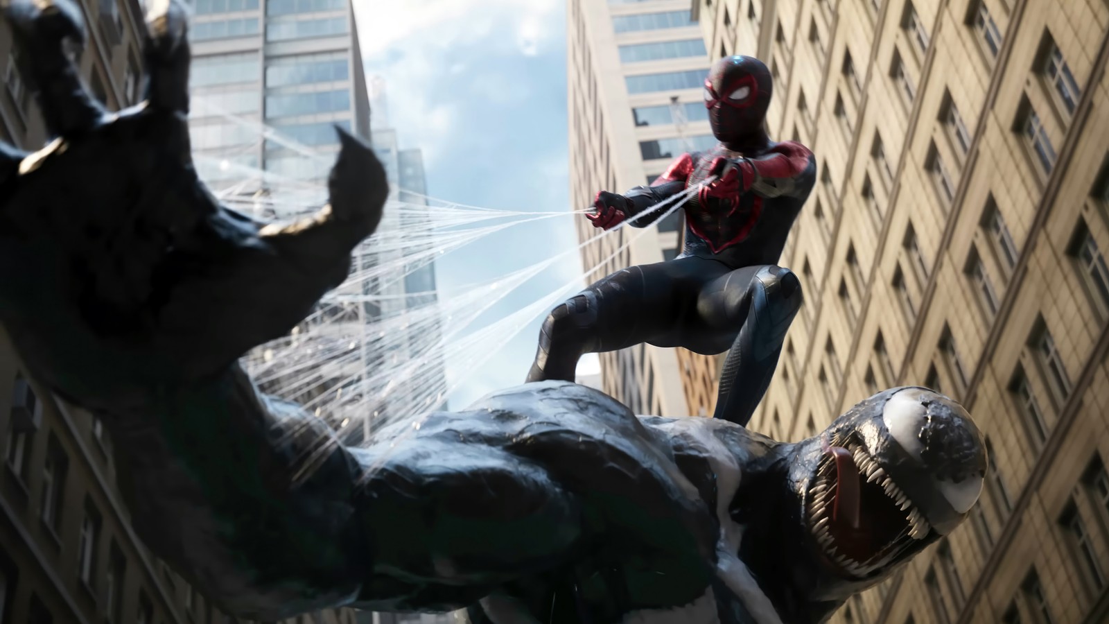 Statue de spider-man et venom dans la ville (miles morales, marvel spider man 2, marvels spider man 2, jeu vidéo, spiderman)