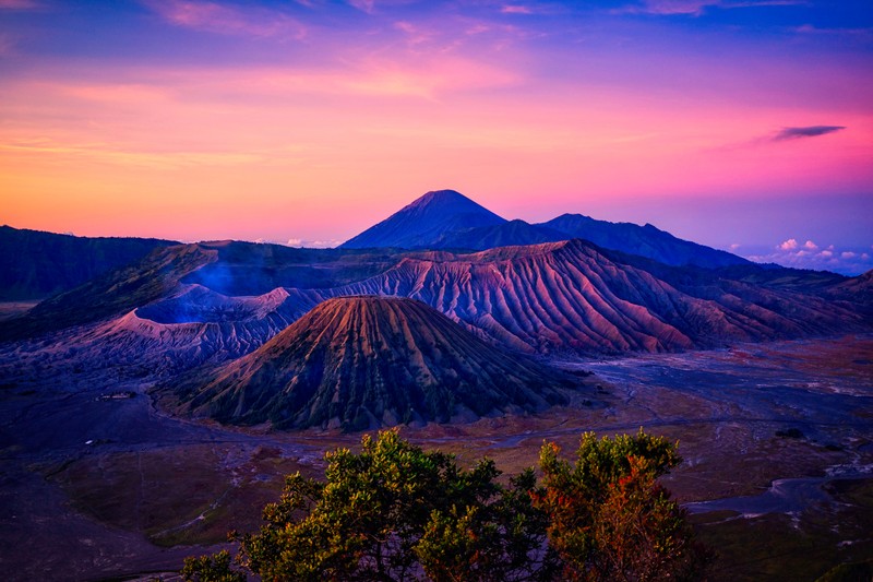 Вид на горный хребет с закатом на фоне (гора бромо, mount bromo, вулкан, гора, дикая природа)