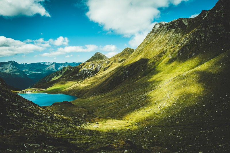 Вид на горное озеро в середине долины (lake cadagno, piora valley, швейцария, европа, живописный)