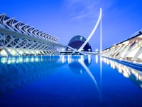 Ciudad de las Artes y las Ciencias al anochecer: impresionantes reflejos en Valencia, España