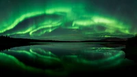 Majestätische Aurora über Mitternachtsgewässern