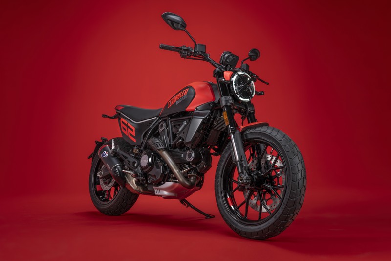 Близкий план мотоцикла, припаркованного на красном фоне (ducati scrambler full throttle, красный фон, 2023, велосипеды, обои 4k)