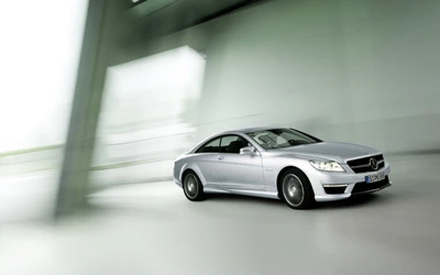 Eleganter Mercedes-Benz CLS-Klasse in dynamischer Bewegung, der Luxus und Leistung zeigt.