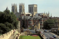 Mittelalterliche Kathedrale von York vor urbanem Charme