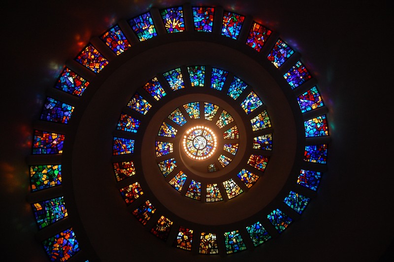 Близкий план витражного окна в здании (spiral ceiling, витраж, церковь, фотография, архитектура)