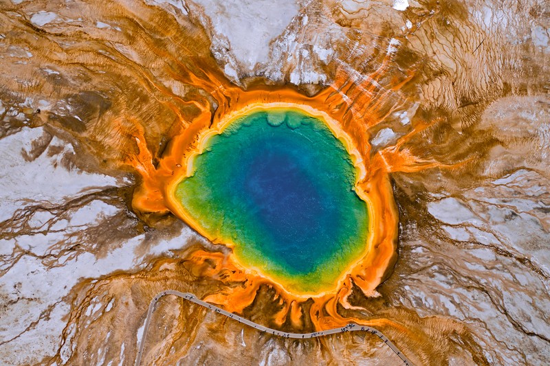 Крупный план цветного кратера с синем центром (кальдера йеллоустоун, yellowstone caldera, национальный парк йеллоустоун, yellowstone national park, вулкан)