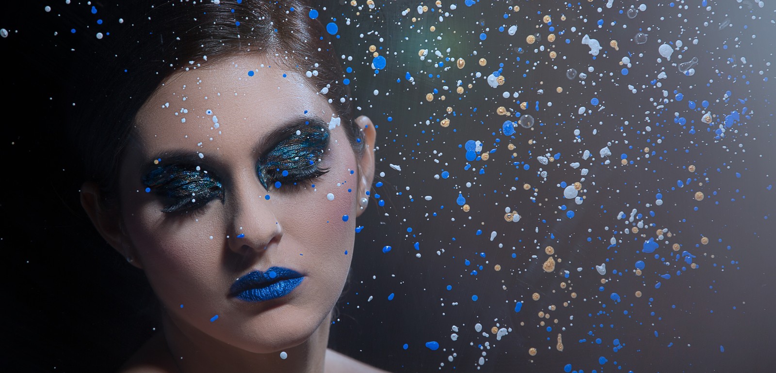 Un gros plan d'une femme avec du maquillage bleu et des yeux bleus (visage, bleu, eau, beauté, tête)