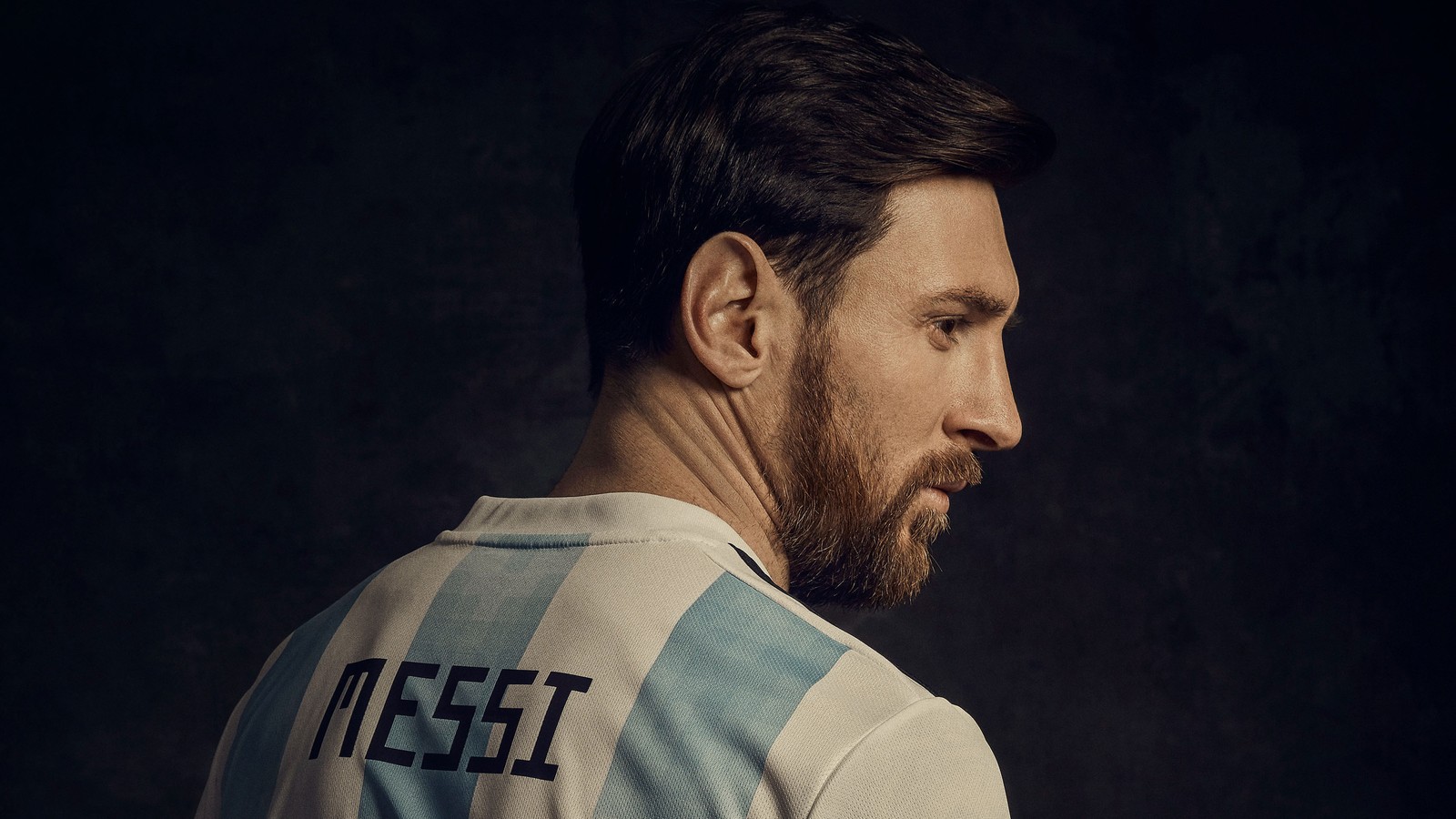 Hombre árabe con barba y una camisa blanca con rayas azules y blancas (lionel messi, fc barcelona, cabello, vello facial, barba)