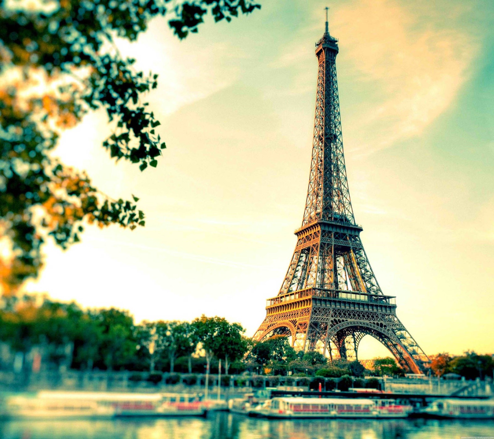 Vue de la tour eiffel depuis l'autre côté de la rivière (ciel, tour)