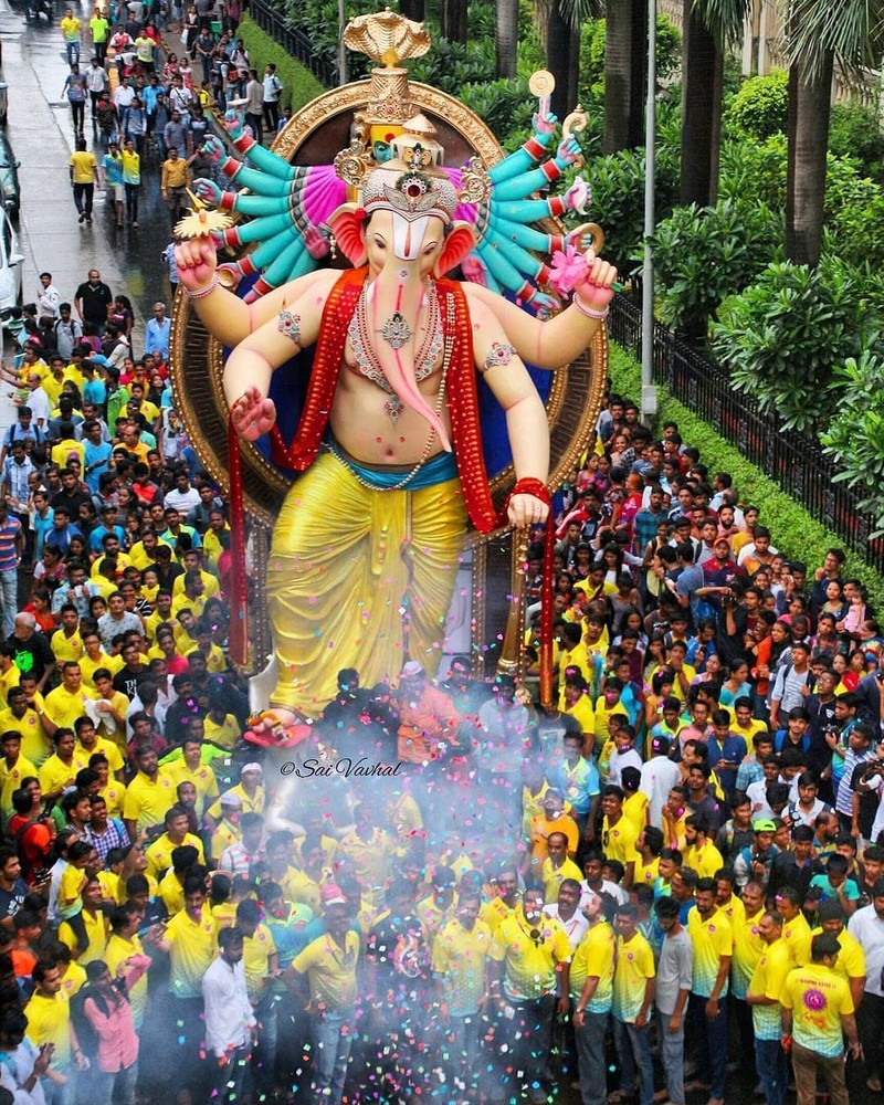 Толпа людей, наблюдающих за большой статуей гандалфы (ганеша, ganesh, ganesh ganesh)