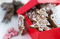 Biscoitos de gengibre em uma caixa de presente vermelha para celebrações de Natal