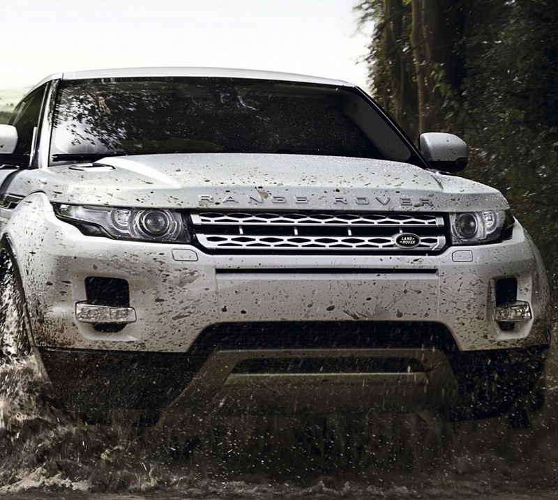 Близкий план белого land rover, проезжающего через лужу (4x4, домен, ровер, rover)