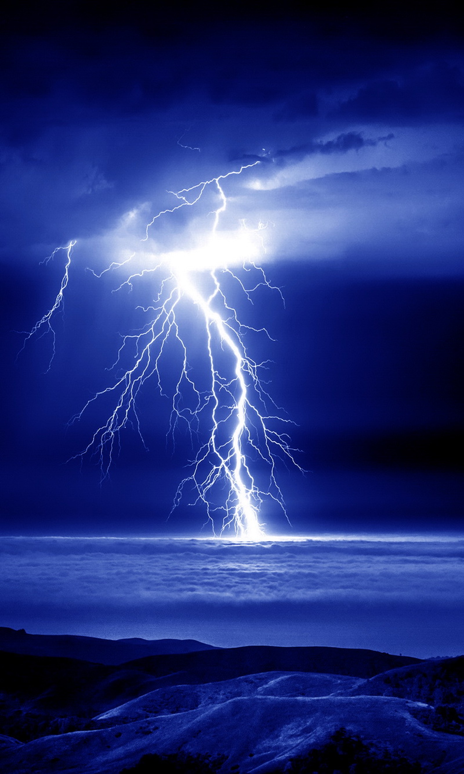 Arafed lightning over the ocean with a dark sky (clouds, lightning, nature, night)