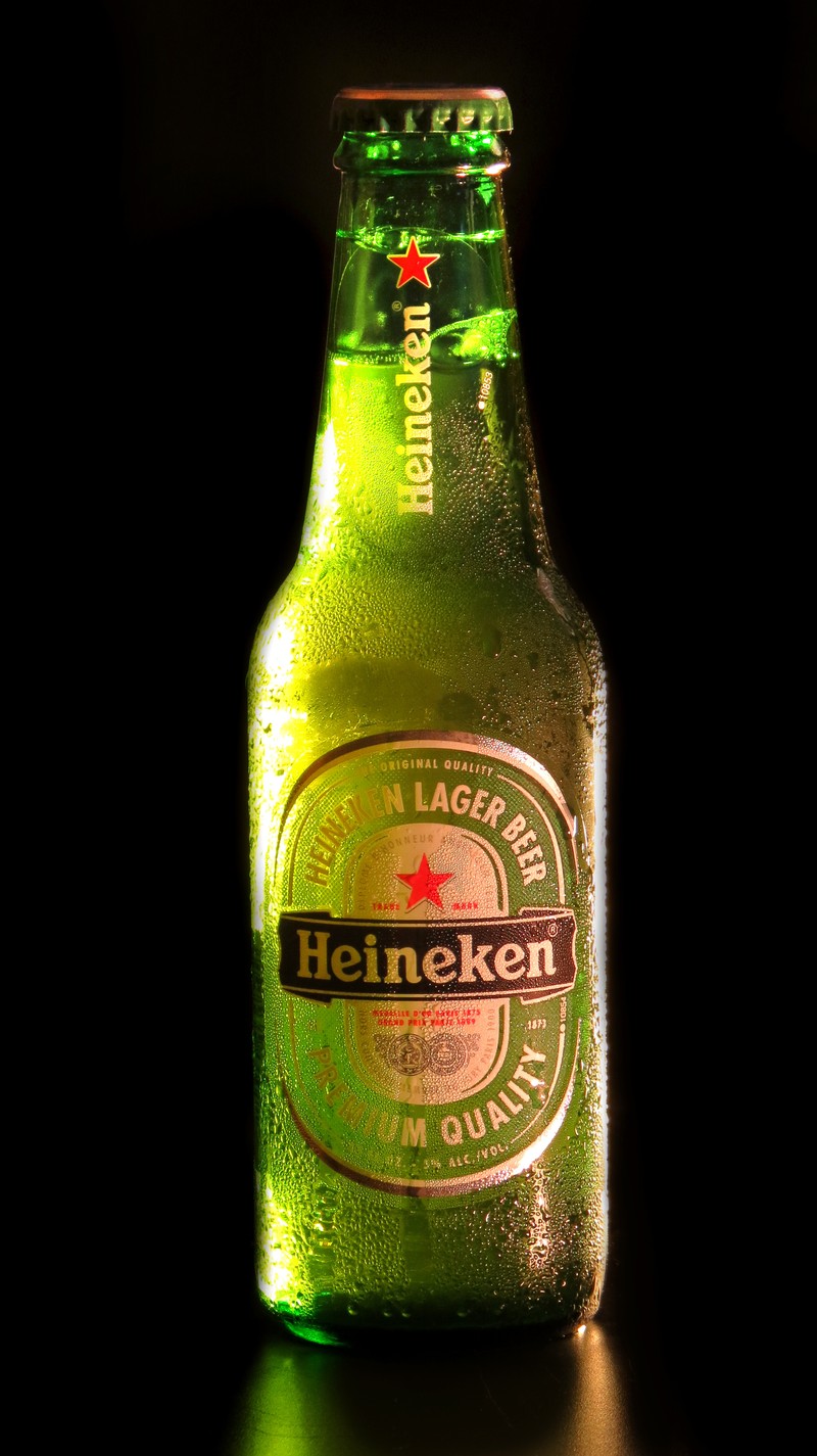 Бутылка пива heineken на столе на черном фоне (alcahol, пиво, бутылка, холодный, хайникен)