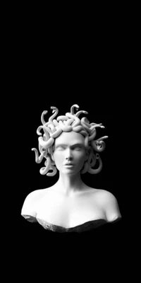 Escultura branca de uma mulher com cabelo de cobra