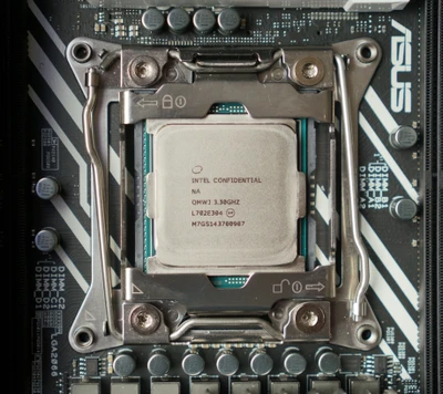 Carte mère ASUS avec processeur Intel Core i9 installé