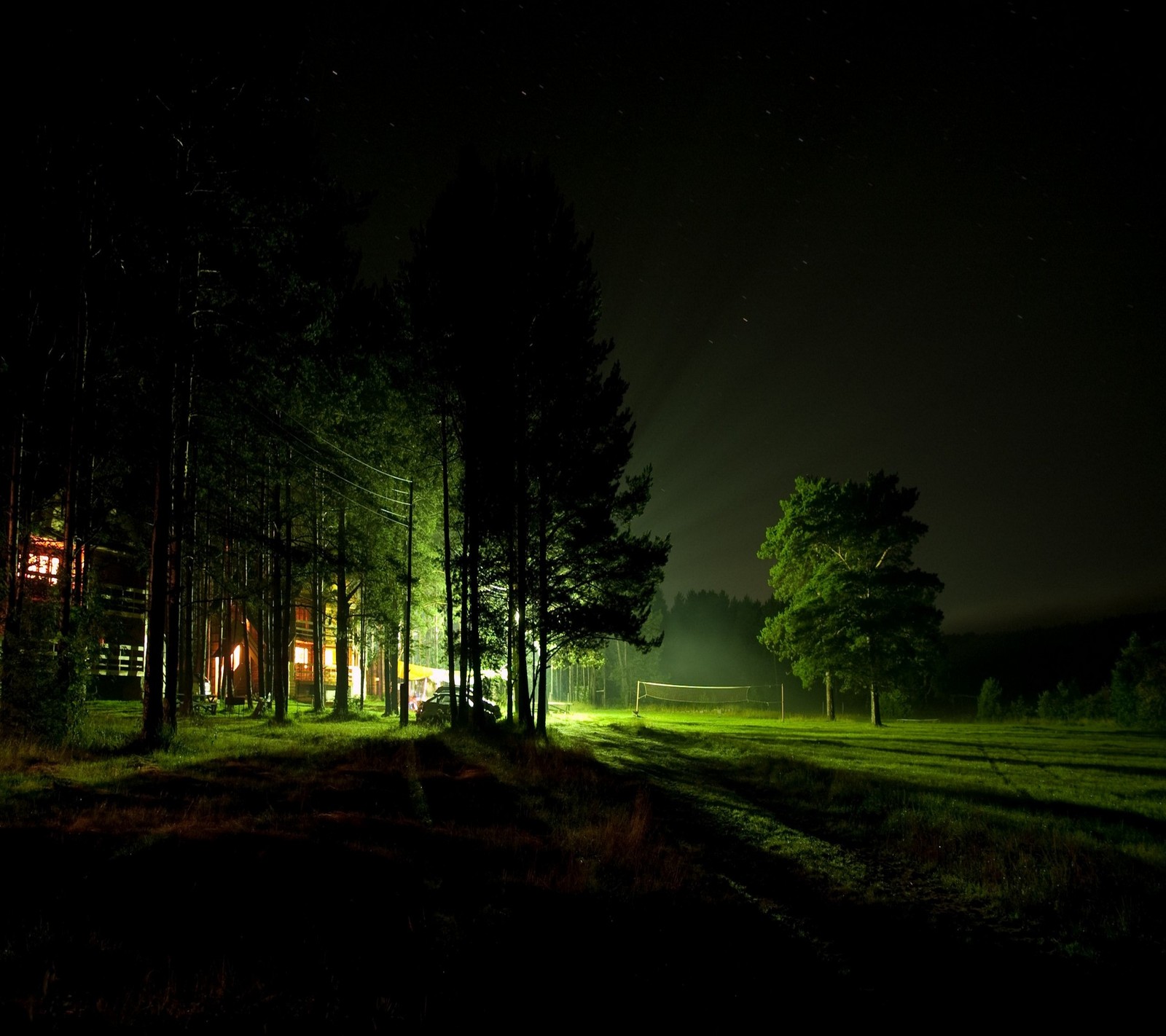 Vista nocturna de una cabaña en el bosque con un césped verde (oscuro, bosque, verde, ligero, naturaleza)