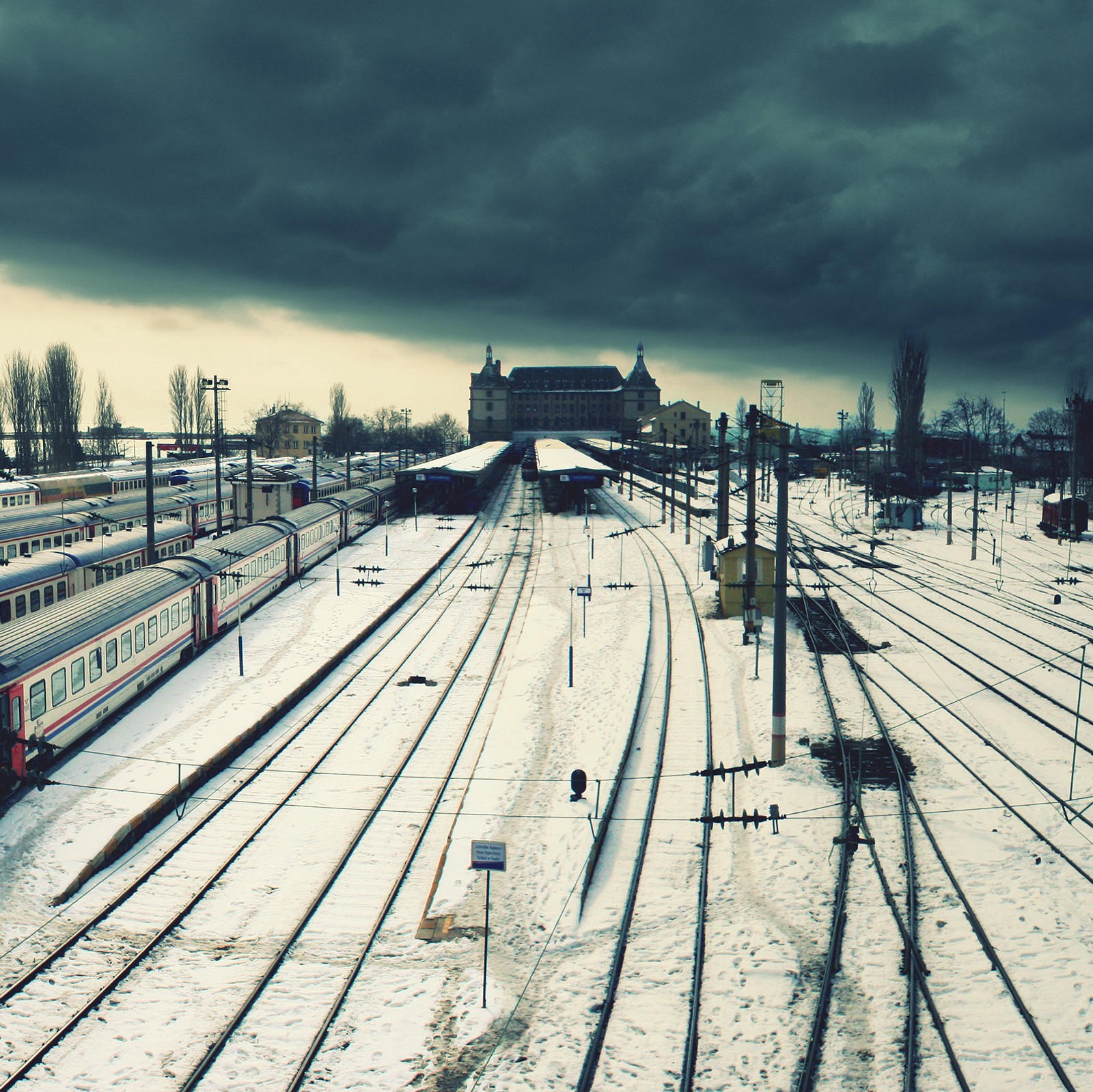 Descargar fondo de pantalla nublado, estación, tren