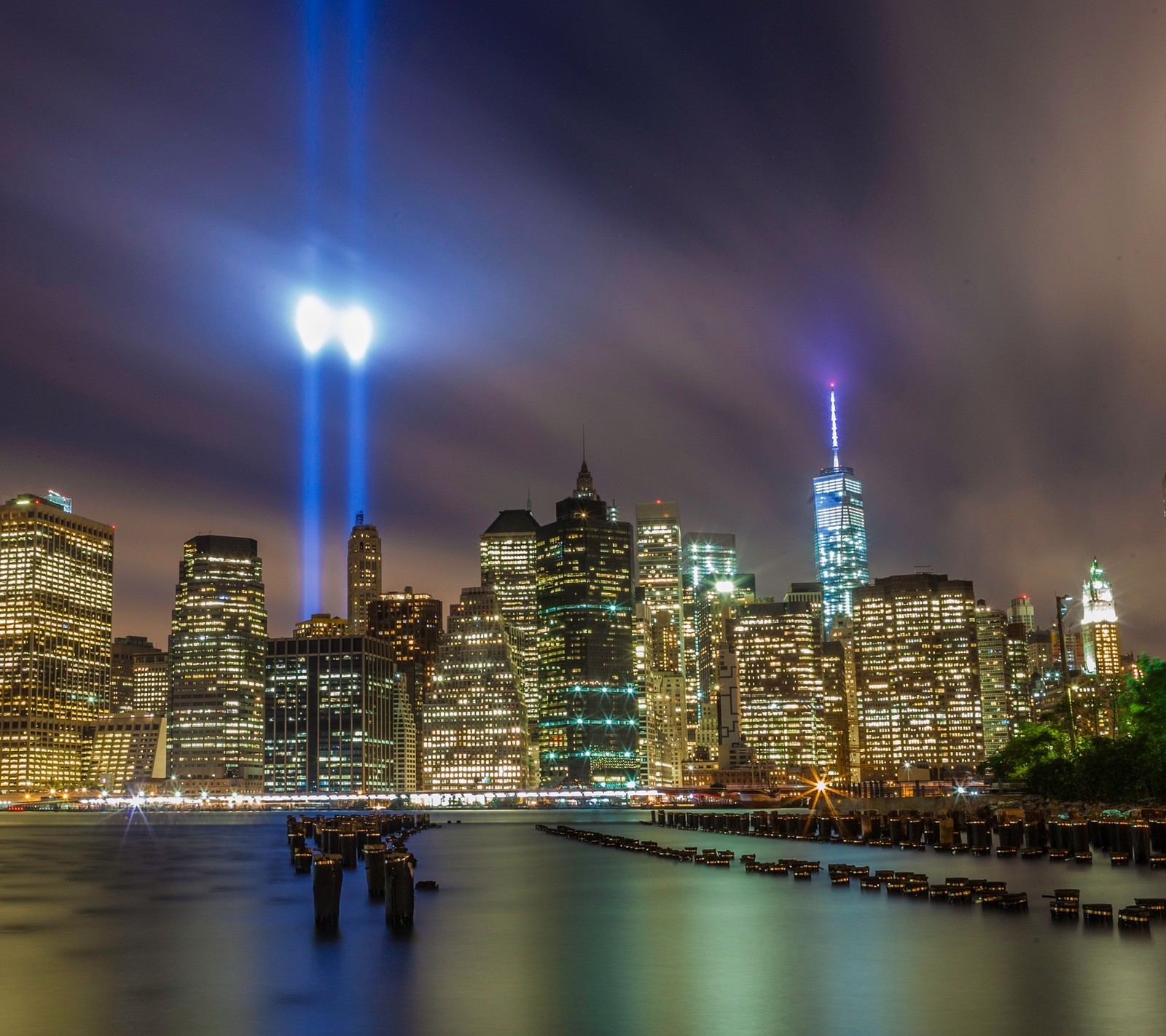 Vista arafed de um horizonte urbano com um feixe de luz no céu (911, edifício, cidade, nova york, new york)