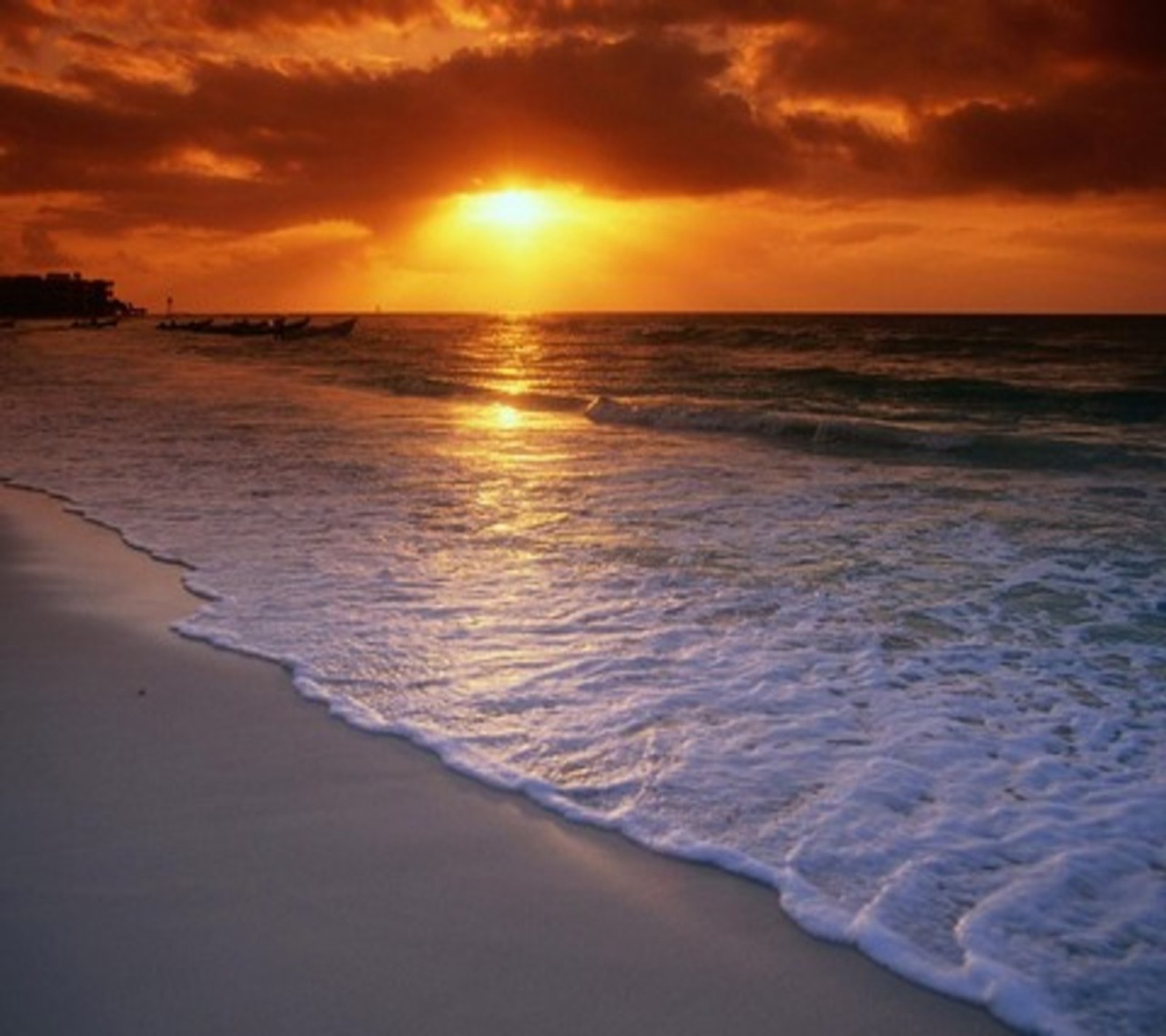 Vue d'une plage avec des vagues et un coucher de soleil en arrière-plan (coucher de soleil, vague)