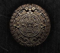 Diseño intrincado del calendario azteca en oro sobre fondo oscuro