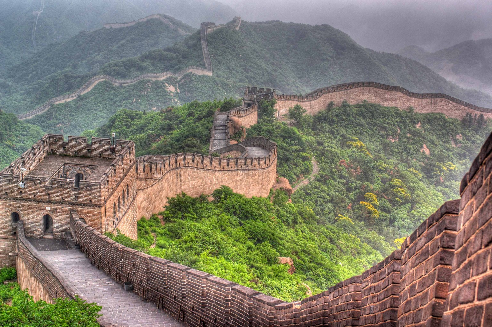 Une vue de la grande muraille de chine depuis le sommet d'une colline (grande muraille de chine, mur, point de repère, station de montagne, fortification)