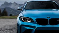 Потрясающий BMW M2 в ярко-синем цвете на фоне гор