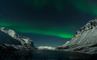 Aurora mística sobre montanhas nevadas à noite