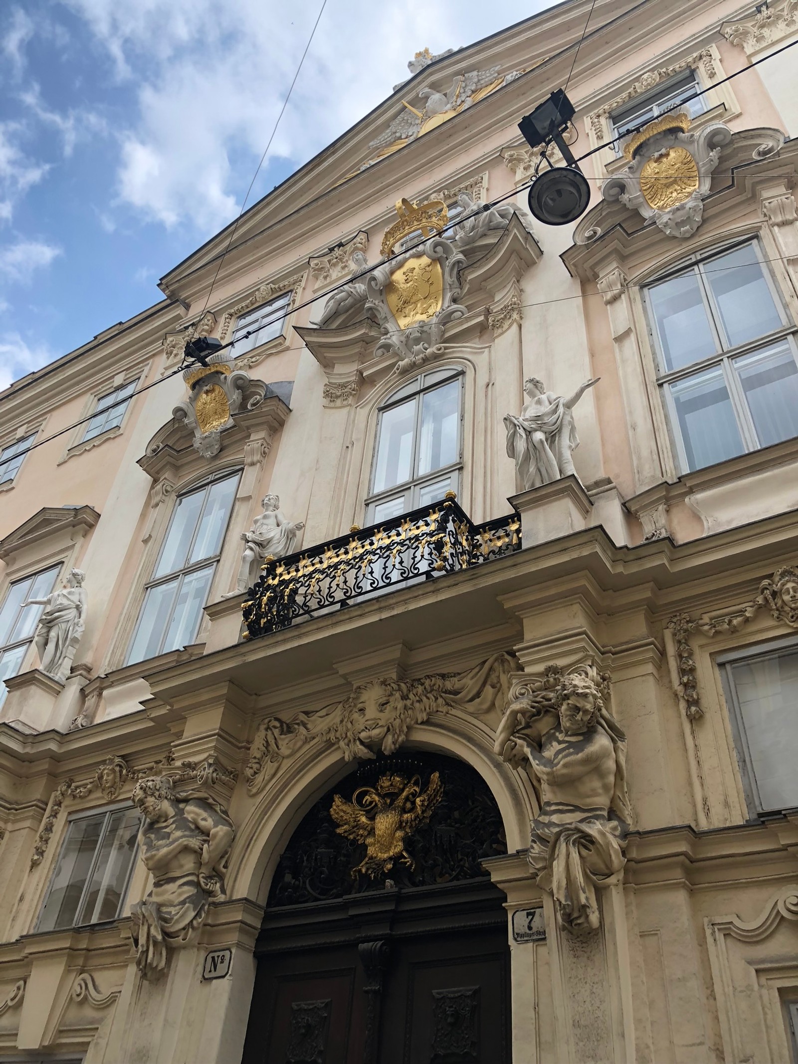 Ein großes gebäude mit einer uhr an der vorderseite (wahrzeichen, fenster, klassische architektur, architektur, fassade)