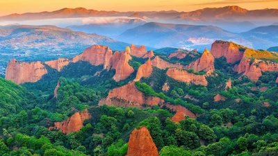 Paisagem de tirar o fôlego de Las Médulas: antiga mina de ouro entre majestosas montanhas na Espanha