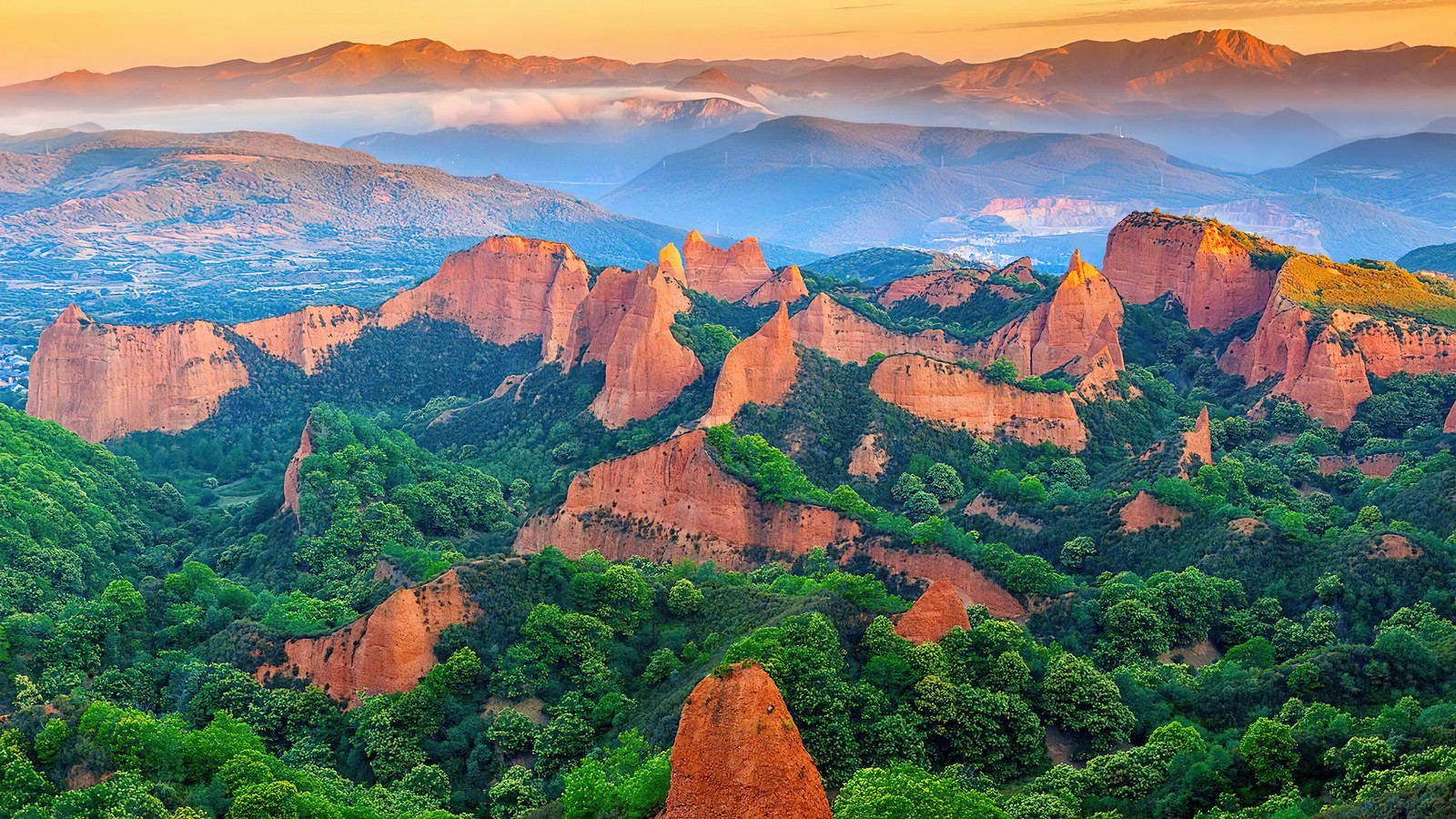 A view of the mountains and valleys of the mountainside in the morning (gold mine, mountain, landscape, scenery, las medulas)