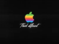 Logo de Apple colorido sobre un fondo negro: Piensa diferente