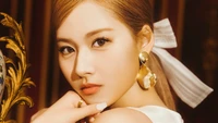 Minatozaki Sana do TWICE exibindo elegância e charme em um retrato de close-up.