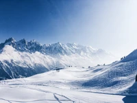 Schneebedeckte Landschaft des Mont Blanc mit majestätischer Bergkette